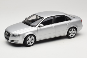 Audi A4 B7 Argento Minichamps 1:18 100014402 Pressofusione