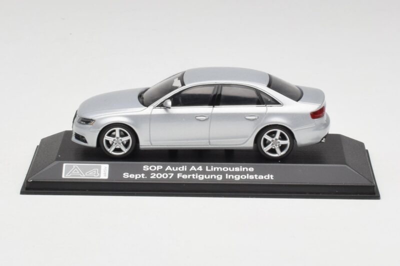 Audi A4 B8 3.2 Quattro Ice Argento Minichamps 1:43 5010704113 Pressofusione