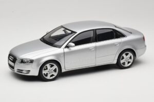 Audi A4 B8 3.2 Quattro Argento Minichamps 1:18 5010404115 Pressofusione