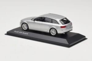 Audi A4 B8 Avant Ice Silver Minichamps 1:43 5011204213 Pressofusione — immagine 3 di 4