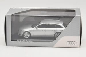 Audi A4 B8 Avant Ice Silver Minichamps 1:43 5011204213 Pressofusione — immagine 4 di 4