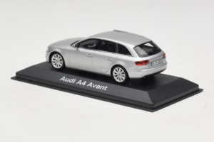 Audi A4 B8 Avant Ice Silver Minichamps 1:43 5011204213-R1 Pressofusione — immagine 3 di 4