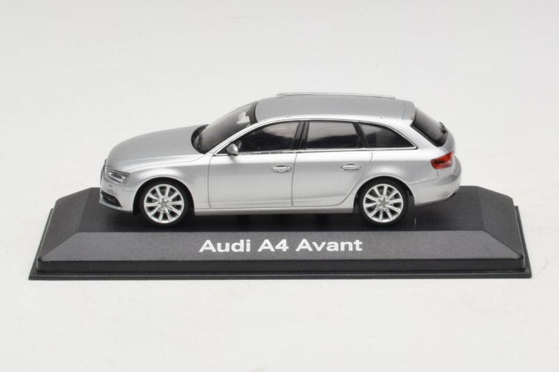 Audi A4 B8 Avant Ice Silver Minichamps 1:43 5011204213-R1 Pressofusione