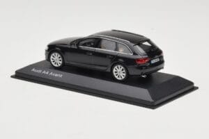 Audi A4 B8 Avant Phantom Black Minichamps 1:43 5011204223 Pressofusione — immagine 3 di 4