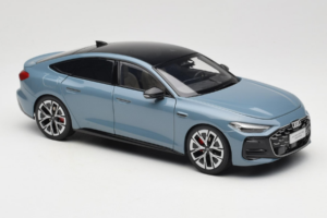 Audi A5L Sportback Azzurro Grigio OEM 1:18 ZAM60004B Pressofusione — immagine 6 di 8