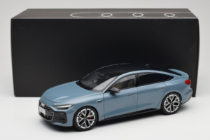 Audi A5L Sportback Azzurro Grigio OEM 1:18 ZAM60004B Pressofusione — immagine 8 di 8