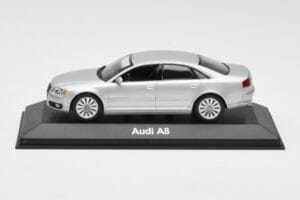 Audi A8 D3 Argento Chiaro Minichamps 1:43 5010508113 Pressofusione
