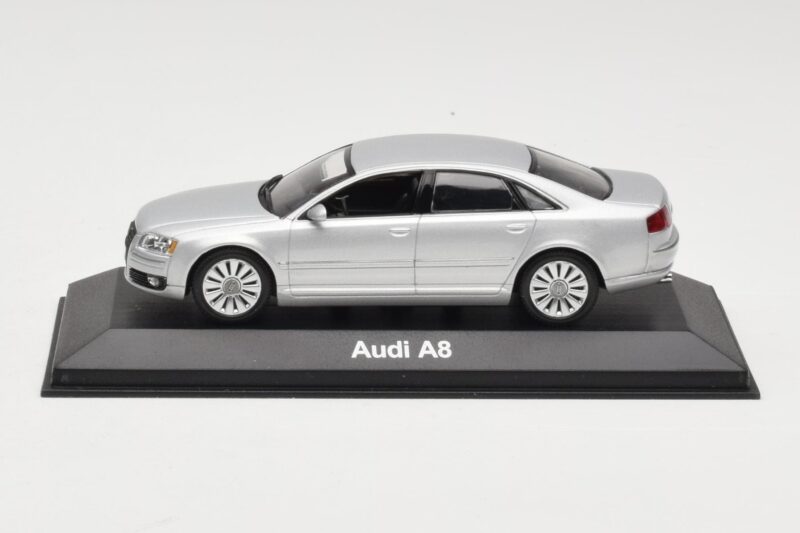 Audi A8 D3 Argento Chiaro Minichamps 1:43 5010508113 Pressofusione