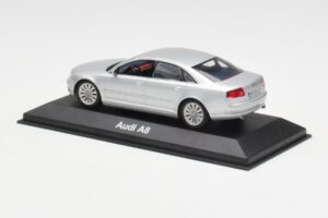 Audi A8 D3 Argento Minichamps 1:43 20000001386001 Pressofusione — immagine 3 di 4