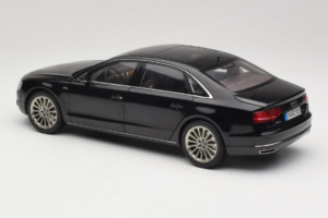 Audi A8L D3 W12 Phantom Black Kyosho 1:18 5011008125 Pressofusione — immagine 7 di 8