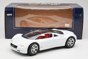 Audi Avus Quattro Alpine White Revell 1:18 08913 Pressofusione — immagine 8 di 8