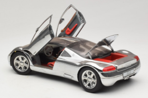 Audi Avus Quattro Chrome Silver Revell 1:18 08913-C1 Pressofusione — immagine 5 di 8