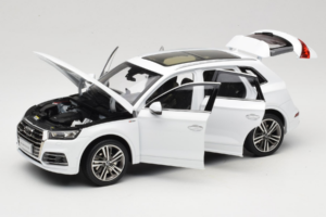 Audi Q5L FY Bianco Paudi Model 1:18 30694 Pressofusione — immagine 2 di 8