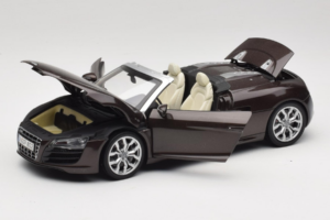 Audi R8 5.2 Spyder Teak Brown Kyosho 1:18 5010918525 Pressofusione — immagine 2 di 8