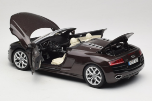 Audi R8 5.2 Spyder Teak Brown Kyosho 1:18 5010918525 Pressofusione — immagine 5 di 8