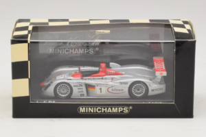 Audi R8 LMP #1 F. Biela / E. Pirro / T. Kristensen 24 Hours of Le Mans Winner 2001 Minichamps 1:43 400011201 Pressofusione — immagine 4 di 4