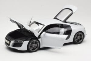 Audi R8 Type 42 Suzuka Grey Kyosho 1:18 09213SG Pressofusione — immagine 2 di 8