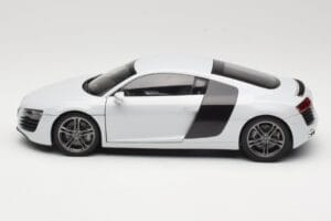Audi R8 Type 42 Suzuka Grey Kyosho 1:18 09213SG Pressofusione — immagine 4 di 8