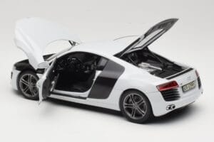 Audi R8 Type 42 Suzuka Grey Kyosho 1:18 09213SG Pressofusione — immagine 5 di 8