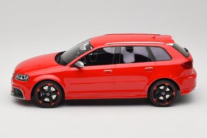 Audi RS3 8P Sportback Rosso DNA 1:18 DNA000056 Resina — immagine 3 di 6