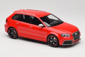Audi RS3 8P Sportback Rosso DNA 1:18 DNA000056 Resina — immagine 4 di 6