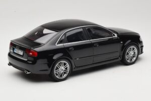 Audi RS4 B7 Sedan Phantom Black Minichamps 1:18 5010509115 Pressofusione — immagine 3 di 8