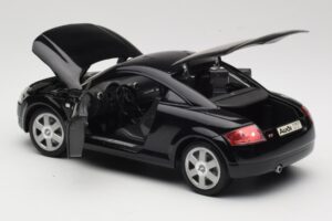 Audi TT 8N Nero Revell 1:18 08953 Pressofusione — immagine 5 di 8