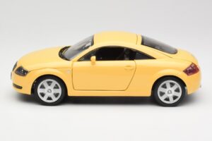 Audi TT 8N Giallo Revell 1:18 08954-M1 Pressofusione — immagine 4 di 8