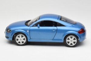 Audi TT 8N Blu Revell 1:18 8954 Pressofusione — immagine 4 di 8