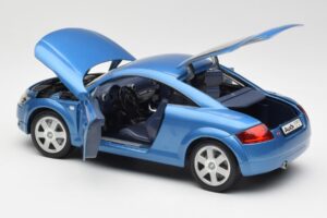 Audi TT 8N Blu Revell 1:18 8954 Pressofusione — immagine 5 di 8