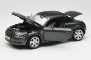 Audi TT 8N Roadster Verde Revell 1:18 8979 Pressofusione — immagine 2 di 8