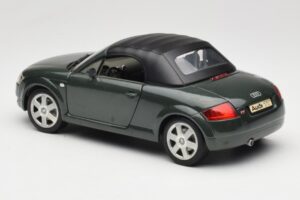 Audi TT 8N Roadster Verde Revell 1:18 8979 Pressofusione — immagine 7 di 8