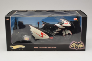 Batcycle & Sidecar Batman TV Series Hot Wheels 1:18 R0006 Pressofusione — immagine 2 di 2