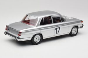 BMW 2000 Ti #17 J. Ickx / H. Hahne 24 Hours of Spa 1966 Winners Minichamps 1:18 107662517 Resina — immagine 2 di 6