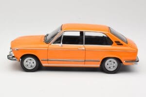BMW 2000 Tii Touring Arancione Minichamps 1:18 80430145824 Pressofusione — immagine 4 di 8