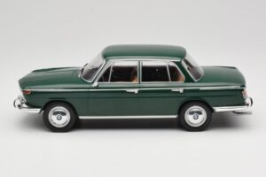 BMW 2000 121 Verde MCG 1:18 MCG18542 Pressofusione — immagine 3 di 6
