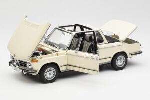 BMW 2002 Baur Cabriolet E10 Chamonix Bianco AUTOart 1:18 70532 Pressofusione — immagine 2 di 8