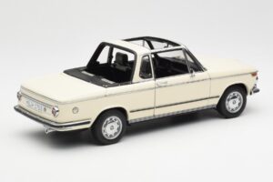 BMW 2002 Baur Cabriolet E10 Chamonix Bianco AUTOart 1:18 70532 Pressofusione — immagine 3 di 8