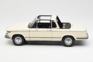 BMW 2002 Baur Cabriolet E10 Chamonix Bianco AUTOart 1:18 70532 Pressofusione — immagine 4 di 8