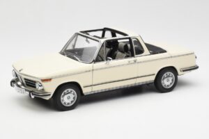 BMW 2002 Baur Cabriolet E10 Chamonix Bianco AUTOart 1:18 70532 Pressofusione