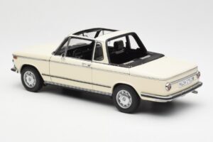 BMW 2002 Baur Cabriolet E10 Chamonix Bianco AUTOart 1:18 70532 Pressofusione — immagine 7 di 8