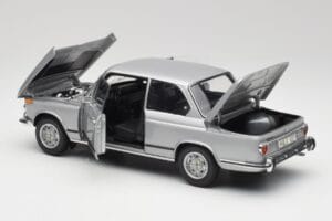 BMW 2002 Tii Polaris Argento AUTOart 1:18 80430146517 Pressofusione — immagine 5 di 8