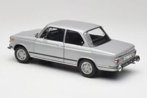 BMW 2002 Tii Polaris Argento AUTOart 1:18 80430146517 Pressofusione — immagine 7 di 8