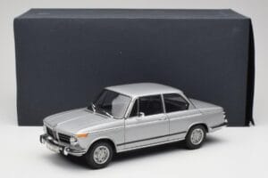 BMW 2002 Tii Polaris Argento AUTOart 1:18 80430146517 Pressofusione — immagine 8 di 8