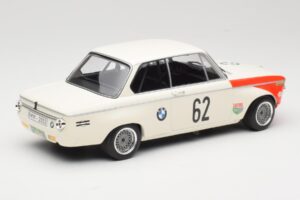 BMW 2002 tiK BMW AG #1 H. Hahne / D. Quester Class Winner Guards International 6 Hours Brands Hatch 1969 Minichamps 1:18 1556 — immagine 2 di 6