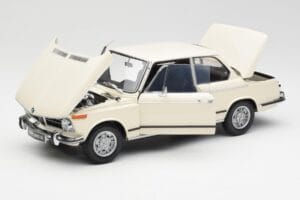 BMW 2002 Bianco Kyosho 1:18 08541W Pressofusione — immagine 2 di 8