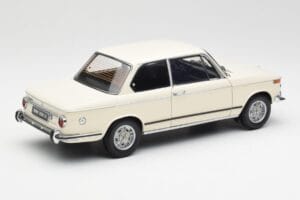 BMW 2002 Bianco Kyosho 1:18 08541W Pressofusione — immagine 3 di 8