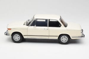 BMW 2002 Bianco Kyosho 1:18 08541W Pressofusione — immagine 4 di 8