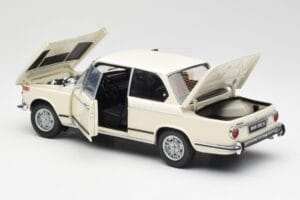 BMW 2002 Bianco Kyosho 1:18 08541W Pressofusione — immagine 5 di 8