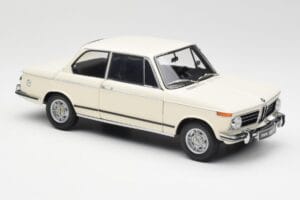 BMW 2002 Bianco Kyosho 1:18 08541W Pressofusione — immagine 6 di 8